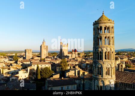 Frankreich, Gard, zahlt d'Uzege, Uzes, der großherzoglichen Schloss bekannt als die Duche und St. Theodorit Kathedrale mit dem Turm Fenestrelle Stockfoto