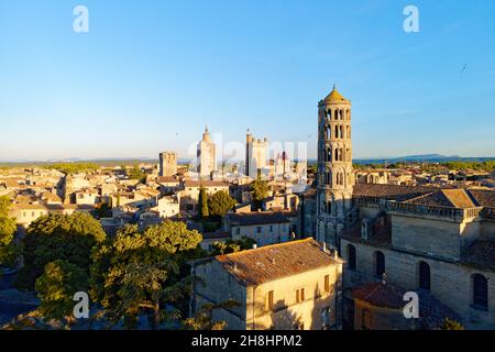 Frankreich, Gard, zahlt d'Uzege, Uzes, der großherzoglichen Schloss bekannt als die Duche und St. Theodorit Kathedrale mit dem Turm Fenestrelle Stockfoto