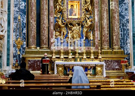 Italien, Latium, Rom, historisches Zentrum der Salus Populi Romani, der von der UNESCO zum Weltkulturerbe erklärt wurde, ist die Basilika Santa Maria Maggiore, die Paulinenkapelle (oder Borghese) und eine Ikone, die die Jungfrau Maria und das Jesuskind darstellt Stockfoto