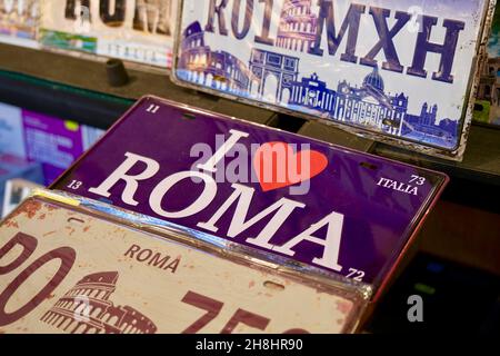 Italien, Latium, Rom, historisches Zentrum das von der UNESCO zum Weltkulturerbe erklärte I love Roma-Nummernschild auf einem Souvenirstand Stockfoto