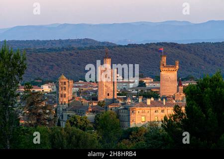 Frankreich, Gard, zahlt d'Uzege, Uzes, der großherzoglichen Schloss bekannt als die Duche und St. Theodorit Kathedrale mit dem Turm Fenestrelle Stockfoto