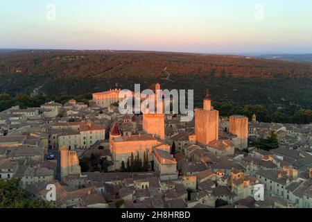 Frankreich, Gard, Pays d'Uzege, Uzes, die Herzogsburg und die Kathedrale St. Theodorit mit dem Fenestrelle-Turm (Luftaufnahme) Stockfoto