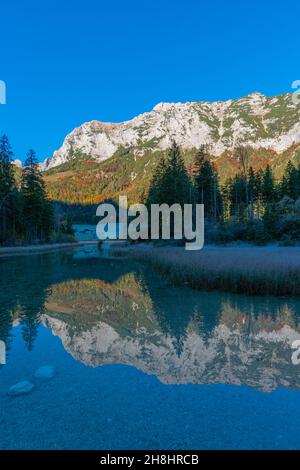 Der Hintersee an einem frostigen frühen Morgen im Oktober mit seinen fantastischen Herbstfarben, Ramsau bei Berchtesgaden, Oberbayern, Süddeutschland Stockfoto