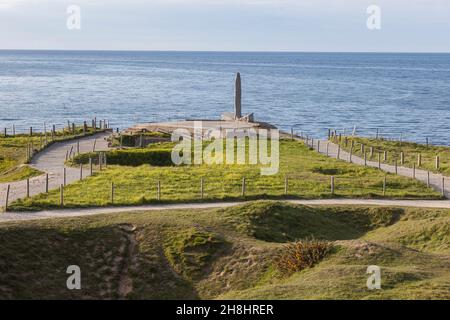 Frankreich, Calvados (14), Cricqueville-en-Bessin, Pointe du Hoc, Gedenkstätte zu Ehren der amerikanischen Truppen der alliierten Landungen in der Normandie im Juni 1944, erbaut auf dem Beobachtungs- und Schießstand einer deutschen Batterie Stockfoto