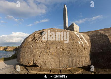 Frankreich, Calvados (14), Cricqueville-en-Bessin, Pointe du Hoc, Gedenkstätte zu Ehren der amerikanischen Truppen der alliierten Landungen in der Normandie im Juni 1944, erbaut auf dem Beobachtungs- und Schießstand einer deutschen Batterie Stockfoto