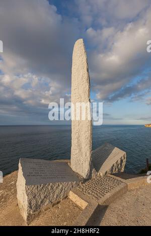 Frankreich, Calvados (14), Cricqueville-en-Bessin, Pointe du Hoc, Gedenkstätte zu Ehren der amerikanischen Truppen der alliierten Landungen in der Normandie im Juni 1944, erbaut auf dem Beobachtungs- und Schießstand einer deutschen Batterie Stockfoto