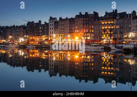 Frankreich, Calvados (14), Pays d'Auge, Honfleur, Nachtansicht der Fassaden und Terrassen von Restaurants vom Quai Sainte Catherine, am Rande des Vieux Bassin, und alte beleuchtete Fischerhäuser Stockfoto