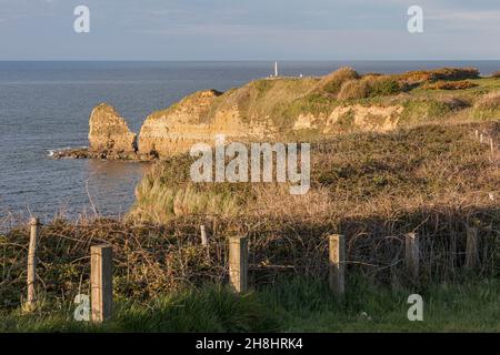 Frankreich, Calvados (14), Cricqueville-en-Bessin, Pointe du Hoc, vom Kontinent abgetrennte Klippe und Gedenkmonument zu Ehren der amerikanischen Truppen der alliierten Landungen in der Normandie im Juni 1944, erbaut auf dem Beobachtungs- und Schießstand einer deutschen Batterie Stockfoto