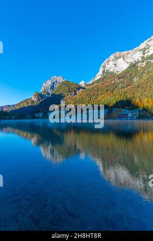 Der Hintersee an einem frostigen frühen Morgen im Oktober mit seinen fantastischen Herbstfarben, Ramsau bei Berchtesgaden, Oberbayern, Süddeutschland Stockfoto