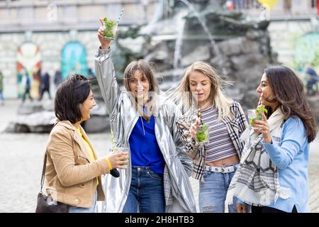 Muti ethnische Gruppe von weiblichen Freunden, die Spaß haben, Cocktails im Freien in der Stadt in Bar Restaurant zu trinken. Hochwertige Fotos Stockfoto