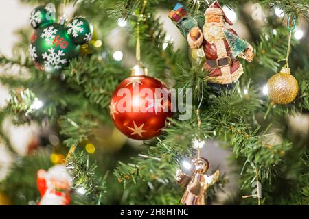 Nahaufnahme einer roten Weihnachtsdekoration auf einem Weihnachtsbaum Stockfoto