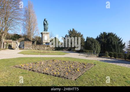 Frankreich, seine Maritime, Le Havre, Graville-Sainte-Honorine, Graville Abbey, Statue der Jungfrau Maria, Mutter Jesu in den Gärten Stockfoto