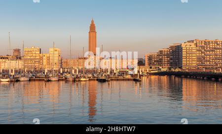 Frankreich, seine Maritime, Le Havre, von Auguste Perret umgebautes und von der UNESCO zum Weltkulturerbe ernanntes Stadtzentrum, Anse de Joinville, Yachthafen und Glockenturm der Kirche Saint-Joseph im Hintergrund Stockfoto