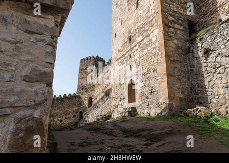 Blick zwischen den Mauern des Schlosses Ananuri, in der Nähe des Stausees von Zhinvali. Georgien, Kaukasus Stockfoto