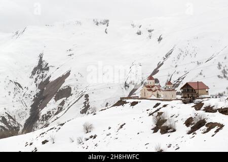 Orthodoxe Kirche in verschneiter Landschaft entlang des Jvari-Passes, Teil der georgischen Militärstraße nach Schneefall. Region Mzcheta-Mtianeti, Georgien, Kaukasus Stockfoto