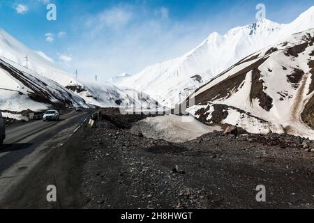 Jvari Pass, Teil der georgischen Militärstraße nach Schneefall. Region Mzcheta-Mtianeti, Georgien, Kaukasus Stockfoto