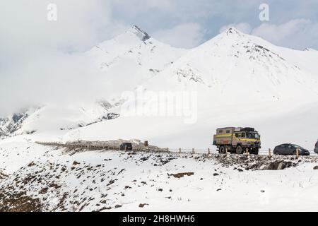 Jvari Pass, Teil der georgischen Militärstraße nach Schneefall. Region Mzcheta-Mtianeti, Georgien, Kaukasus Stockfoto