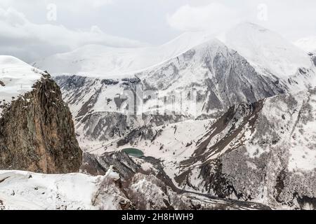 Kaukasus Berge entlang des Jvari Pass, Teil der georgischen Militärstraße nach Schneefall. Region Mzcheta-Mtianeti, Georgien, Kaukasch Stockfoto