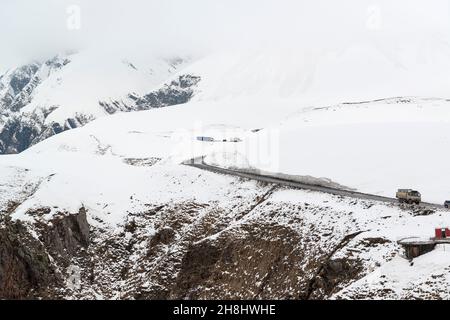 Jvari Pass, Teil der georgischen Militärstraße nach Schneefall. Region Mzcheta-Mtianeti, Georgien, Kaukasus Stockfoto