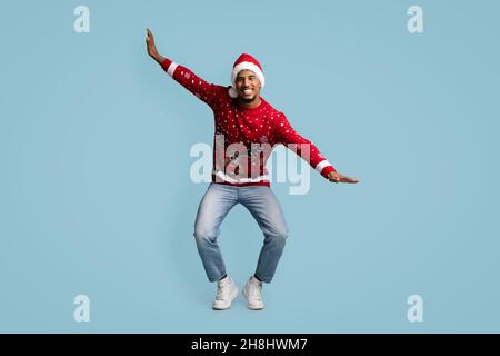 Emotionaler schwarzer Kerl mit Neujahrsdisco Stockfoto