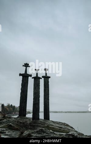 Schwerter in Rock (Sverd i fjell), Denkmal befindet sich im Stadtteil Hafrsfjord in Madla, Stavanger. Wolkiger regnerischer Tag in Norwegen. Stockfoto
