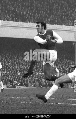 Das Fileboto vom 13-01-1973 von Ray Kennedy erzielt das erste Tor für Arsenal bei ihrem Unentschieden 2-2 mit Leicester City. Der ehemalige Liverpool- und Arsenal-Spieler Ray Kennedy ist im Alter von 70 Jahren gestorben, teilte der Merseyside-Club mit. Ausgabedatum: Dienstag, 30. November 2021. Stockfoto