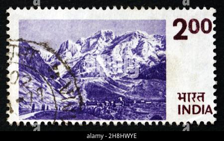 INDIEN - UM 1975: Eine in Indien gedruckte Marke zeigt Himalaya, Bergkette in Asien, um 1975 Stockfoto