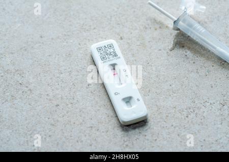 Das Gerät für den schnellen lateralen Durchfluss zeigt ein negatives Coronavirus-Ergebnis. Stockfoto