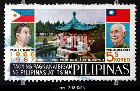 PHILIPPINEN - UM 1967: Eine auf den Philippinen gedruckte Marke zeigt die Präsidenten Marcos und Chiang Kai-Shek, den Chinesischen Garten, den Rizal Park, den chinesisch-philippinischen Frie Stockfoto