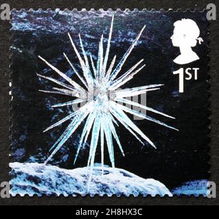 GROSSBRITANNIEN - UM 2003: Eine in Großbritannien gedruckte Briefmarke zeigt Icicle Star, Ice Sculpture von Andy Goldsworthy, Weihnachten, um 2003 Stockfoto