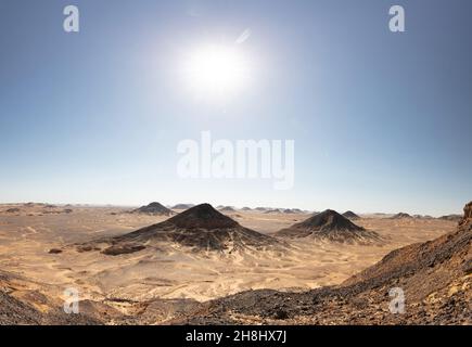 Sanfter blauer Himmel mit der Sonne über der Schwarzen Wüste. Stockfoto