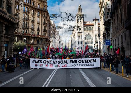 Spanien. 30th. November 2021. Die Demonstranten marschieren mit einem Banner und Fahnen während eines Streiks der Gewerkschaften gegen prekäre und befristete Arbeitsverhältnisse in Barcelona, Spanien, am 30. November 2021. Mehr als 3000 Menschen demonstrierten, nachdem die CGT (Allgemeiner Gewerkschaftsbund von Katalonien) und andere einen Generalstreik gegen das Real Decret-Law 14/2021 über Maßnahmen gegen Zeitarbeit, einen Gesetzesentwurf über dringende Maßnahmen zur Verringerung der Zeitarbeit in der öffentlichen Beschäftigung einberufen hatten. (Foto von Davide Bonaldo/Sipa USA) Quelle: SIPA USA/Alamy Live News Stockfoto