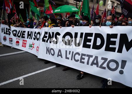 Spanien. 30th. November 2021. Die Demonstranten demonstrieren mit einem Banner und Fahnen während eines Streiks der Gewerkschaften gegen prekäre und befristete Arbeitsverhältnisse in Barcelona, Spanien, am 30. November 2021. Mehr als 3000 Menschen demonstrierten, nachdem die CGT (Allgemeiner Gewerkschaftsbund von Katalonien) und andere einen Generalstreik gegen das Real Decret-Law 14/2021 über Maßnahmen gegen Zeitarbeit, einen Gesetzesentwurf über dringende Maßnahmen zur Verringerung der Zeitarbeit in der öffentlichen Beschäftigung einberufen hatten. (Foto von Davide Bonaldo/Sipa USA) Quelle: SIPA USA/Alamy Live News Stockfoto