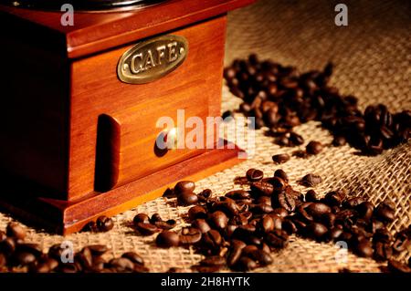 Kaffeesamen und Mahlwerk Jahrgang Stockfoto