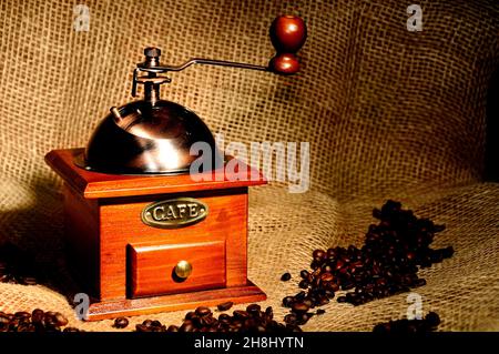 Kaffeebohnen und Kaffeemühle Stockfoto