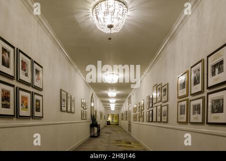 San Francisco, Kalifornien - 28. November 2021: Leerer Korridor im Fairmont Hotel mit Bildern von berühmten Gästen, die auch dort übernachtet haben Stockfoto