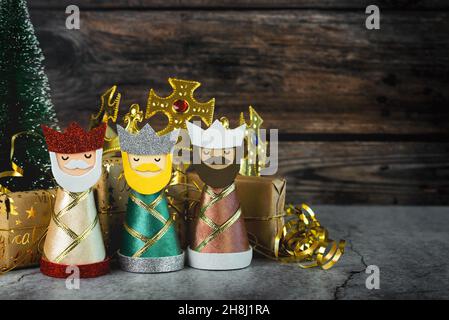 Die drei weisen Männer mit weihnachtsschmuck und kopieren Platz auf einen Tisch. Konzept für den Dia de Reyes Magos Tag, drei Weise Männer Stockfoto