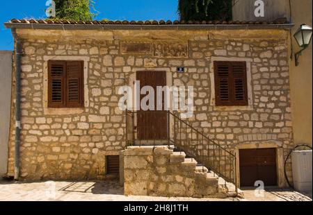 Krk, Kroatien - September 2nd 2021. Ein altes historisches Haus im mittelalterlichen Zentrum der Stadt Krk auf der Insel Krk in der Gespanschaft Primorje-Gorski Kotar, Westkroatien Stockfoto