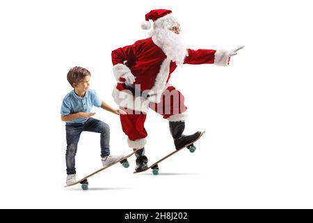 Der weihnachtsmann und ein Junge, der Tricks mit Skateboards auf weißem Hintergrund ausführt Stockfoto