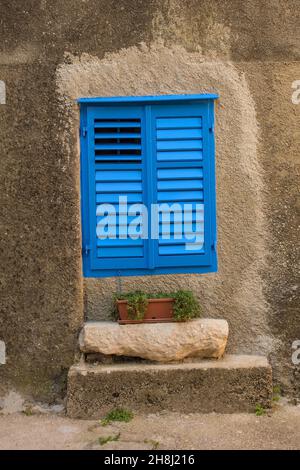 Ein Fenster mit Fensterläden in einem alten Haus im historischen Bergdorf Dobrinj auf der Insel Krk in der Gespanschaft Primorje-Gorski Kotar, Westkroatien Stockfoto