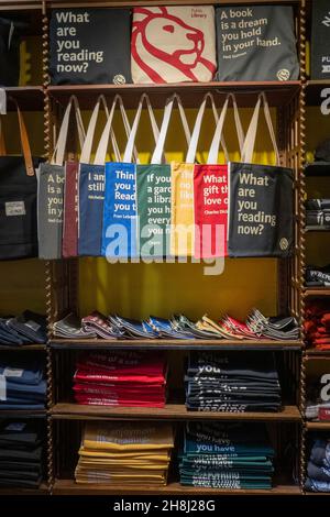 Souvenirladen in der Hauptniederlassung der New York Public Library in Midtown Manhattan, USA 2021 Stockfoto