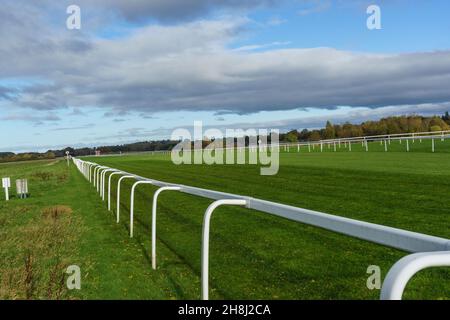 Racetrack mit langen geraden, flachen Pferden hat lange weiße Geländer auf beiden Seiten, Ripon, North Yorkshire, England, Großbritannien. Stockfoto