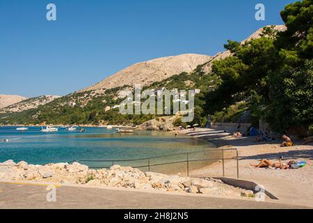 Stara Baska, Kroatien - 6th. September 2021. Touristen und Einheimische genießen die Spätsommerküste von Stara Baska auf der Insel Krk in der Provinz Primorje-Gorski Kotar Stockfoto