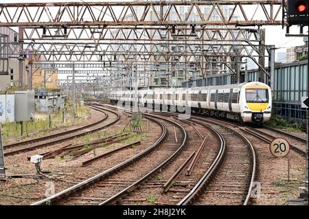 Eine Klasse 357, die von der Fenchurch Street Station in London abfährt Stockfoto