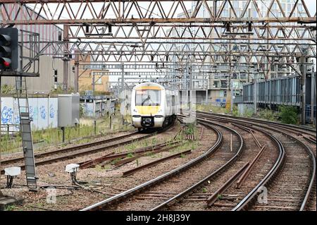 Eine Klasse 357, die von der Fenchurch Street Station in London abfährt Stockfoto