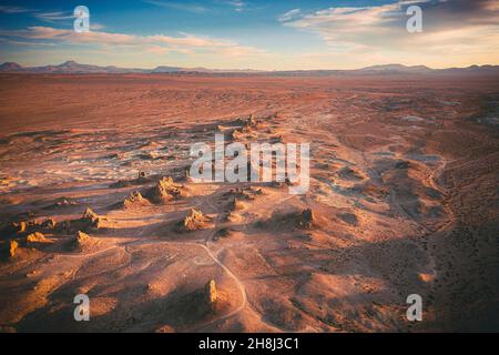 Felsformationen von Trona Pinnacles bei Sonnenuntergang Stockfoto