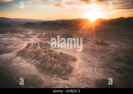 Felsformationen von Trona Pinnacles bei Sonnenuntergang Stockfoto