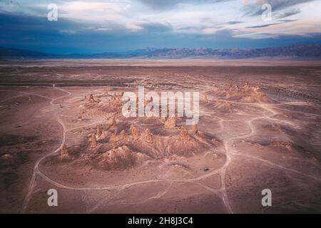 Felsformationen von Trona Pinnacles bei Sonnenuntergang Stockfoto