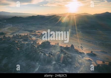 Überlandungen bei Trona Pinnacles bei Sonnenuntergang Stockfoto