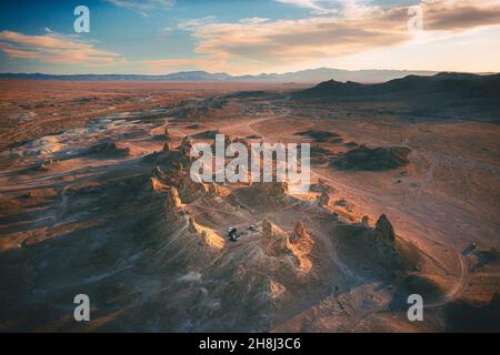 Überlandungen bei Trona Pinnacles bei Sonnenuntergang Stockfoto